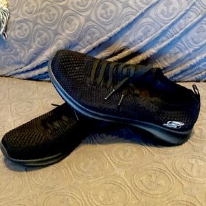 Women’s black skecher  memory foam smeakers